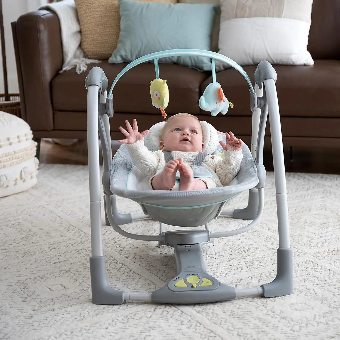 Ingenuity - Balançoire portable Swing 'n Go - Hugs and Hoots, 5 vitesses de swing, 8 mélodies apaisantes, barre à jouets amovibl