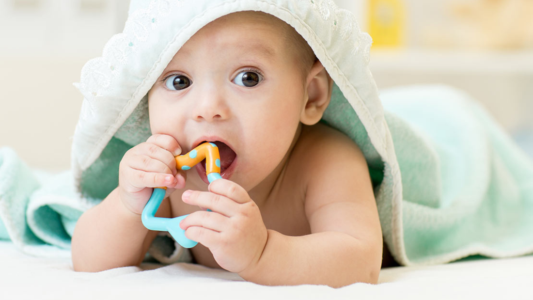 Poussée dentaire : comment apaiser bébé naturellement et en douceur ?
