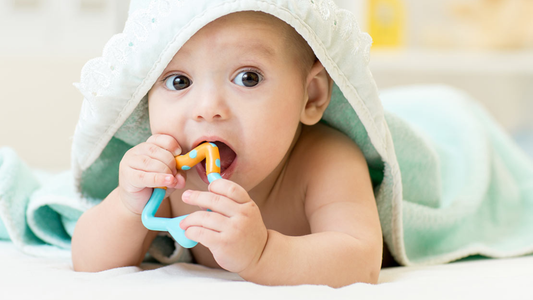 Poussée dentaire : comment apaiser bébé naturellement et en douceur ?