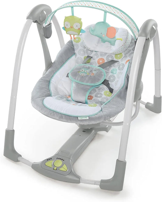 Ingenuity - Balançoire portable Swing 'n Go - Hugs and Hoots, 5 vitesses de swing, 8 mélodies apaisantes, barre à jouets amovibl